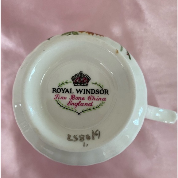 EUC VTG ROYAL WINDSOR 3082 BONE CHINA FOOTED TEACUP AND SAUCER WITH ROSES - Picture 6 of 9